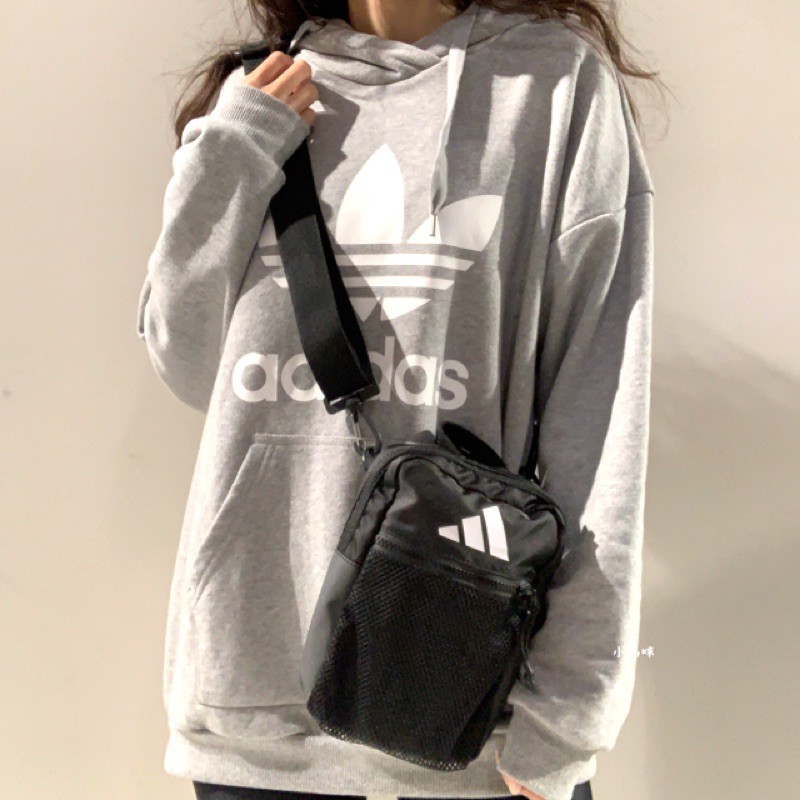 shoulder bag adidas preta com look femenino