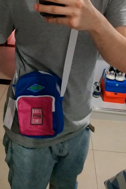 shoulder-bag-bolovo-azul-e-rosa-look-masculino