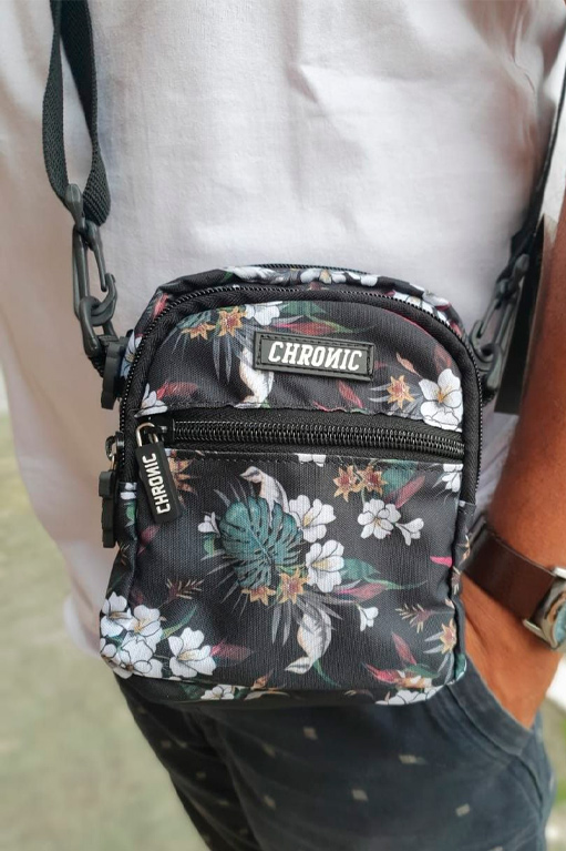 shoulder-bag-CHRONIC-PRETA-estampa-look-masculino