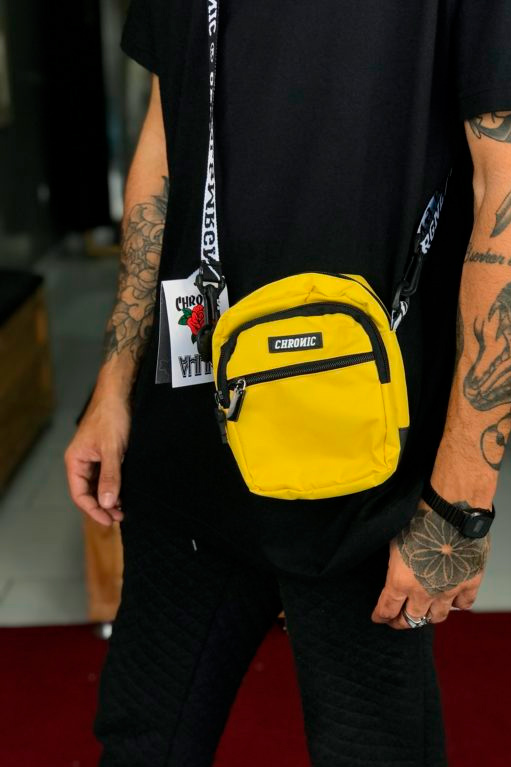 shoulder-bag-CHRONIC-amarela-look-masculino