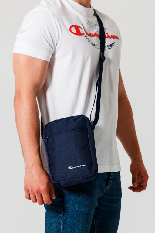 shoulder-bag-azul-marinho-camiseta-champion-look-masculino