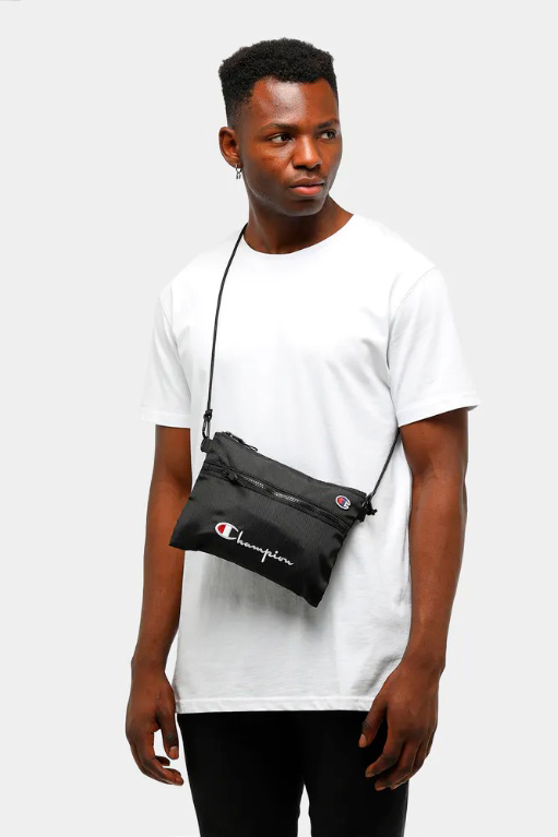 shoulder-bag-champion-preta-camiseta-branca-look-masculino