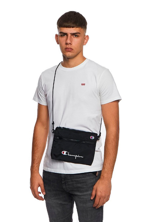 shoulder-bag-champion-preta-marinho-camiseta--look-masculino