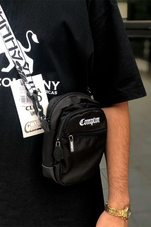 shoulder-bag-compton-preta-masculino-look-preto