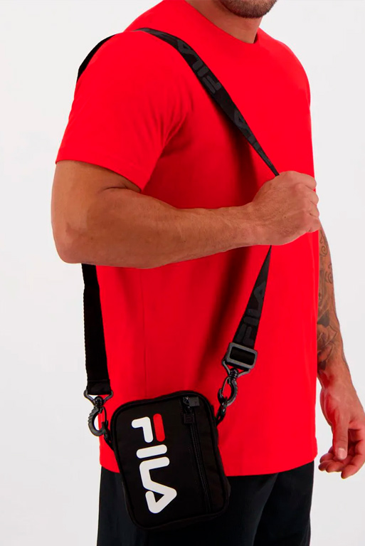 shoulder-bag-fila-preta-masculina-camiseta-vermelha