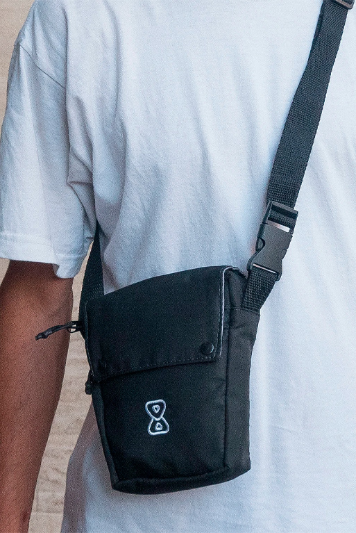 shoulder-bag-future-preta-camiseta-branca