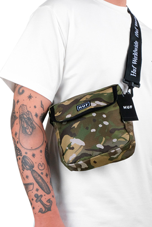 shoulder-bag-huf-camuflada-camiseta-branca-tatuagem