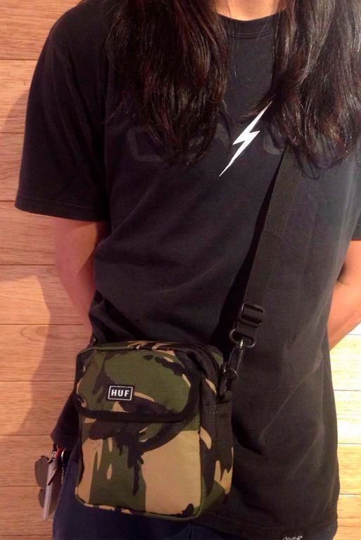 shoulder-bag-huf-camuflada-camiseta-preta