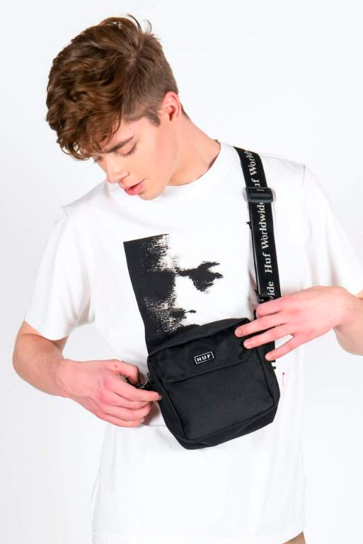 shoulder-bag-huf-preta-camiseta-branca